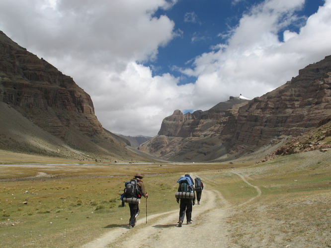 Heading north on the first part of the \'kora\' around Mt. Kailash.